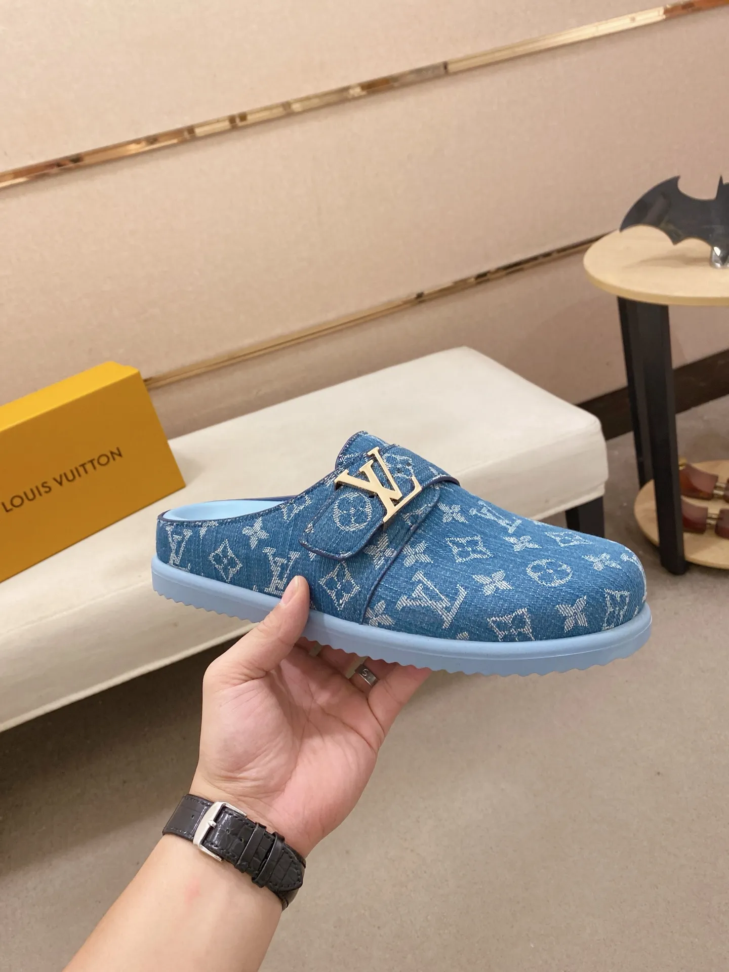 Men's shoes💰: 200💰38-45, LV Easy 2025 new men's casual sandals and slippers, made of suede cow leather, with Monogram pattern to highlight the trendy style. Adjustable straps illuminated with LV letters, while a resilient insole and micro outsole provide lightweight comfort. Made of suede cow leather with embossed Monogram pattern and brand element metal hardware✅Adjustable straps➕Tough insole‼ ️Micro outsole. Comfortable and easy to wear‼ ️